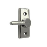 Külgvaates poleeritud roostevaba kandilise ristkülikukujulise kilbiga väändenupuga profiilukse südamikukate